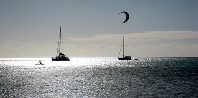 Kite boarding and visiting boats at anchor at Sapodilla Bay