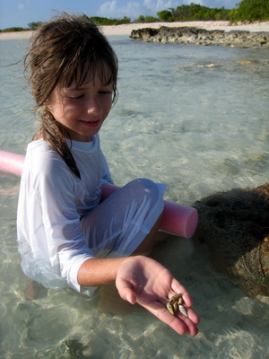 Laura shows me her find.............tiny little shells with crabs in them