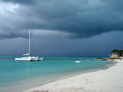 Local boats were out in full force as the Minx pulled in and thunderclouds rolled in.