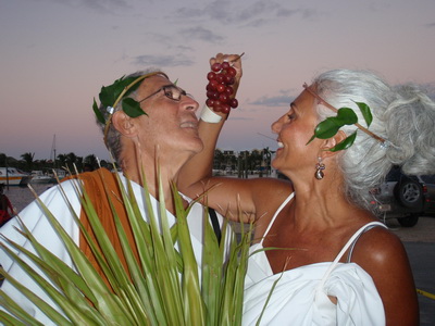 This couple dressed in Roman togas ate grapes and waved cooling fans